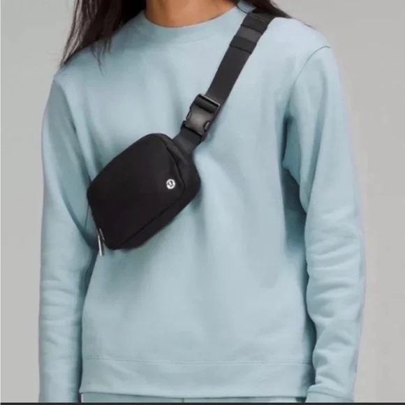 NWT Lululemon Everywhere Belt Bag - Black - Picture 2 of 7